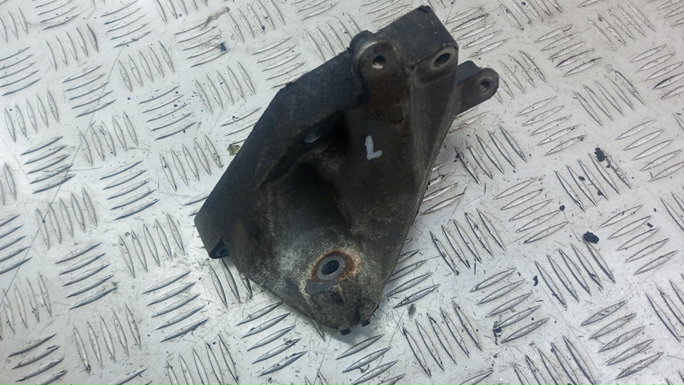 Кронштейн опоры двигателя