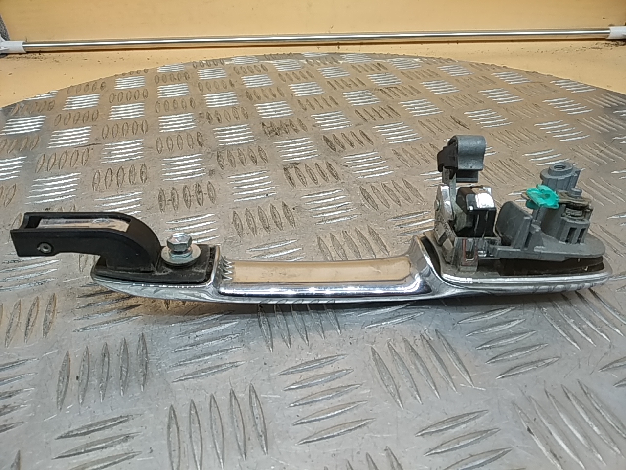 Ручка двери передней наружная правая