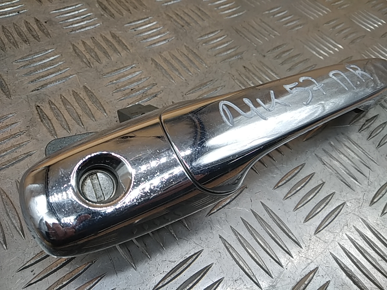 Ручка двери передней наружная правая