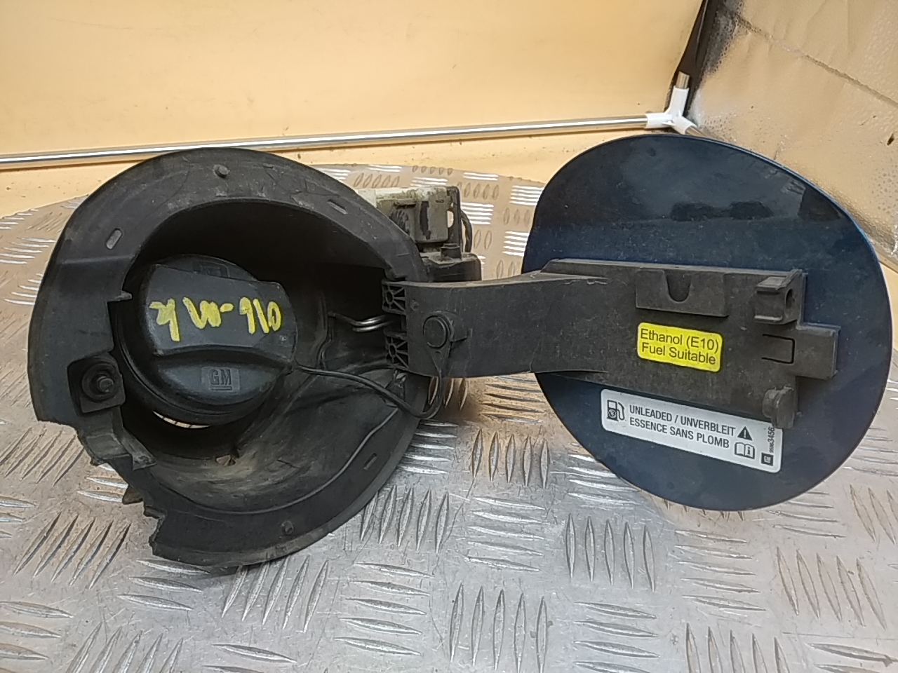 Лючок бензобака