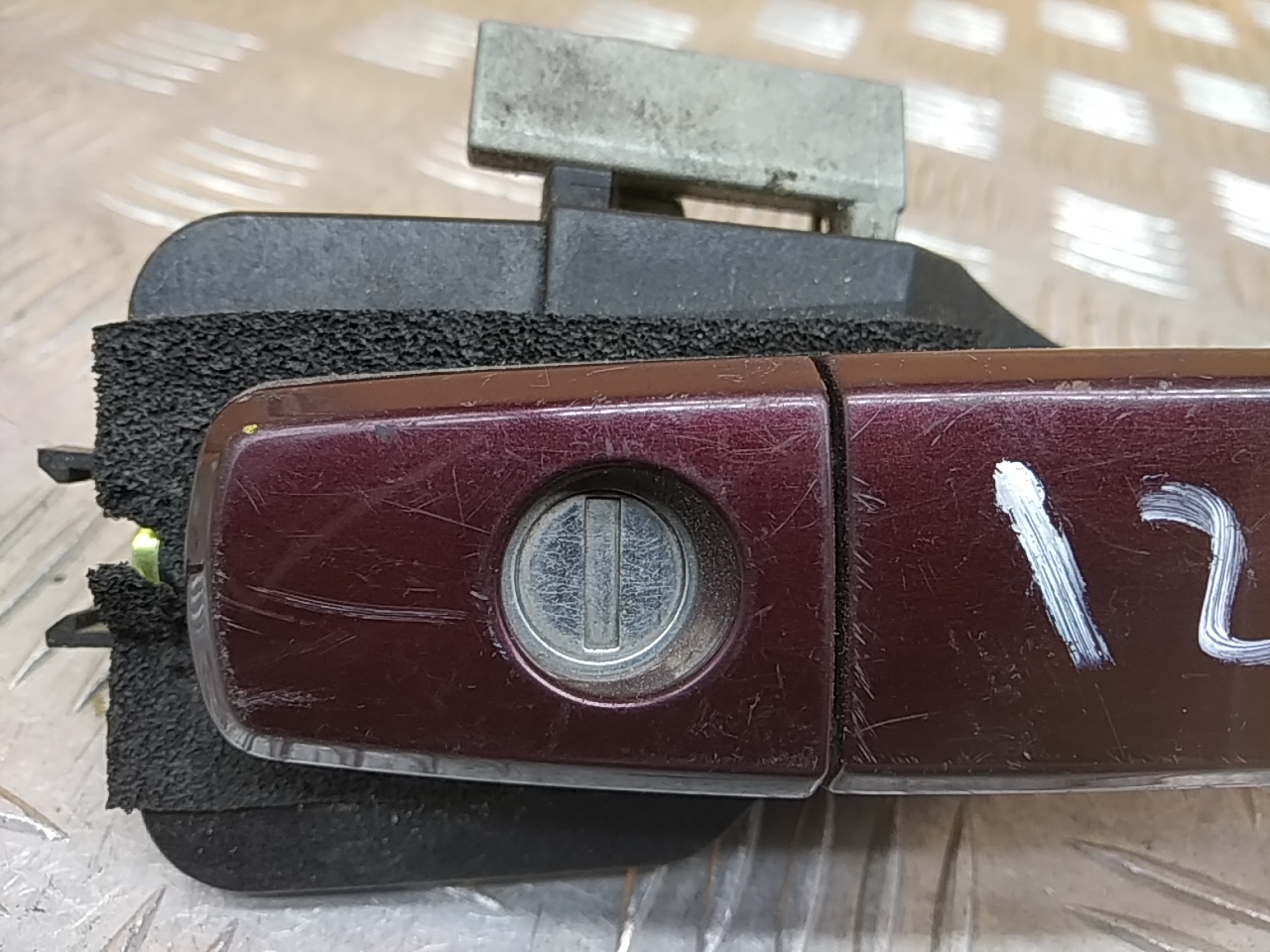 Ручка двери передней наружная правая