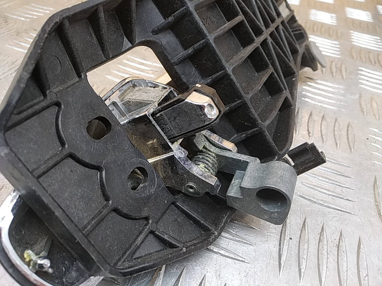 Ручка двери задней наружная левая