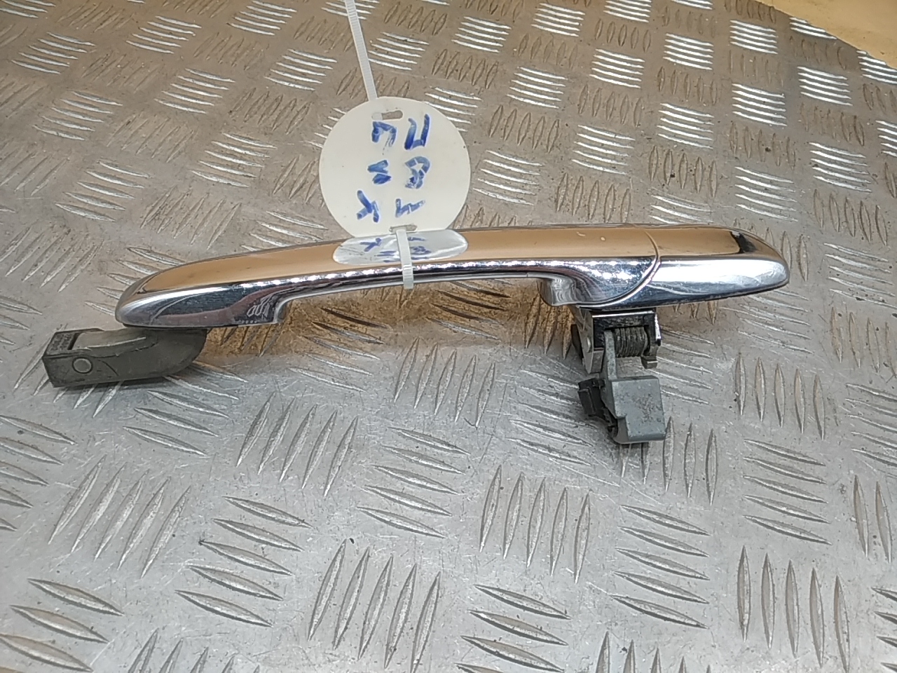 Ручка двери передней наружная левая