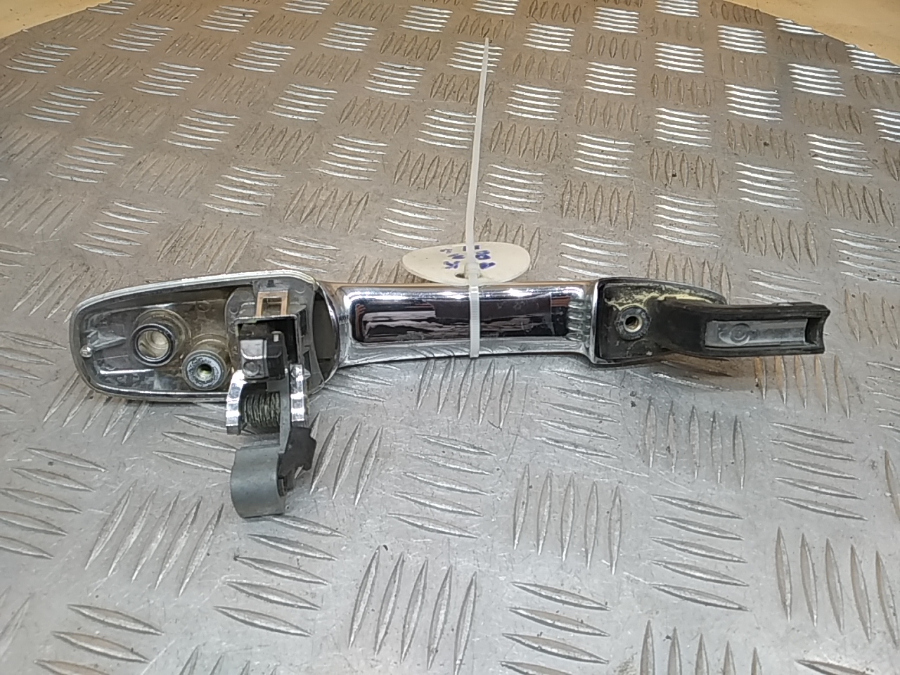 Ручка двери передней наружная левая