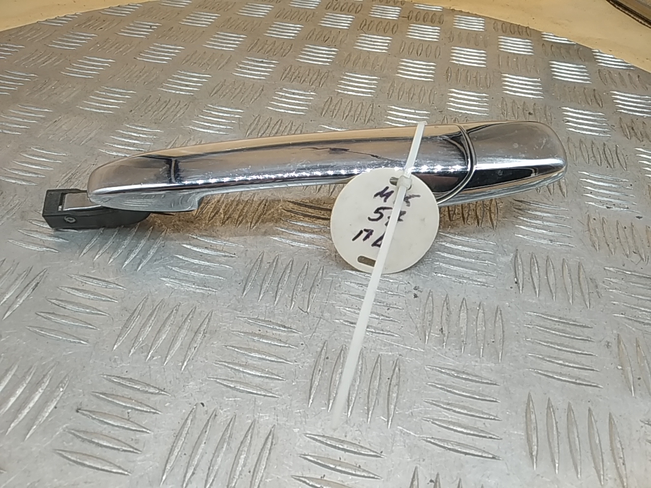 Ручка двери передней наружная левая