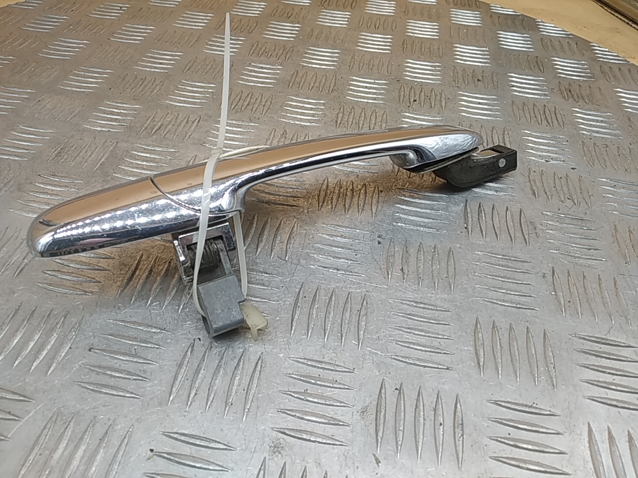 Ручка двери передней наружная левая