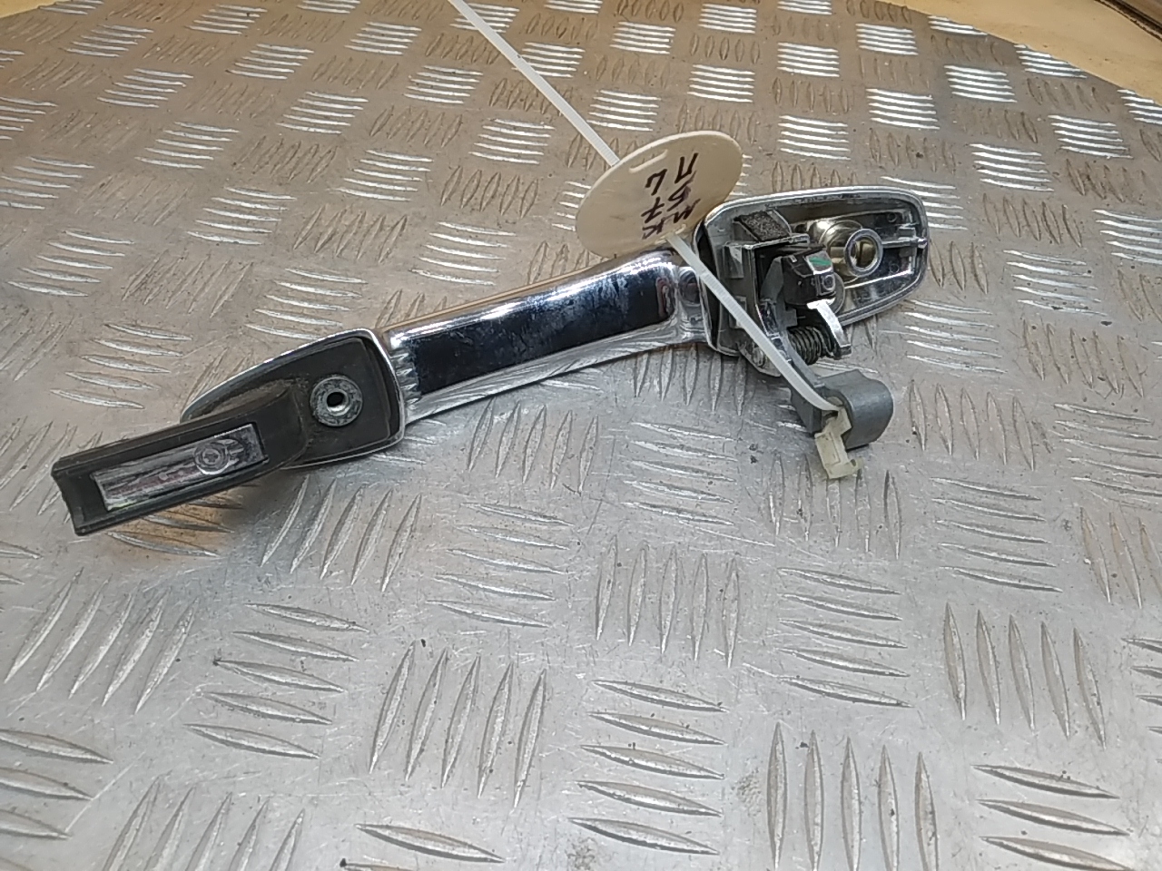 Ручка двери передней наружная левая