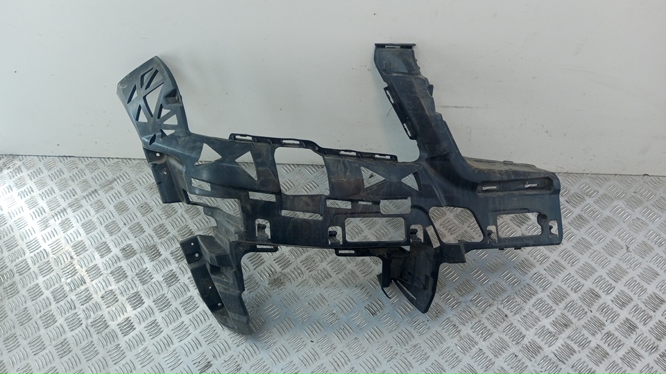 Кронштейн переднего бампера правый