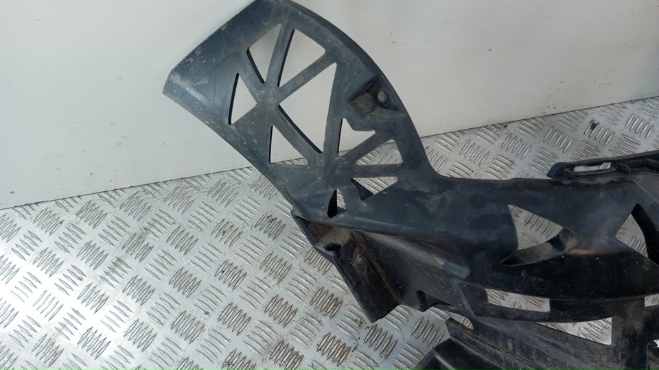 Кронштейн переднего бампера правый