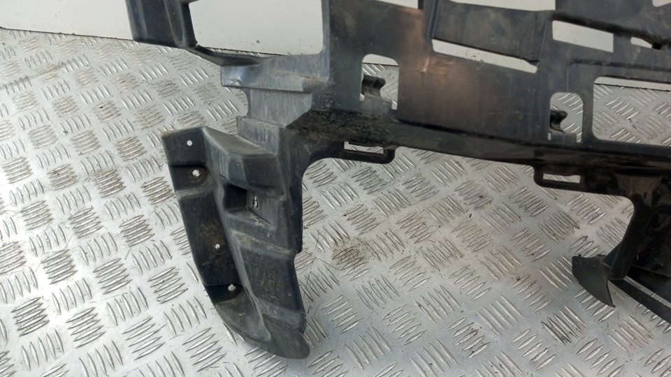 Кронштейн переднего бампера правый