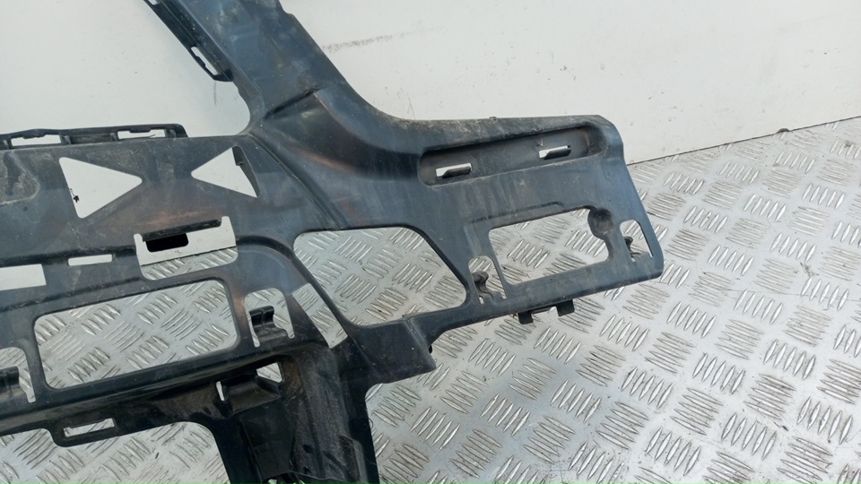 Кронштейн переднего бампера правый