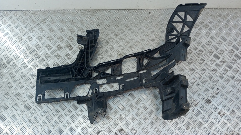 Кронштейн переднего бампера правый