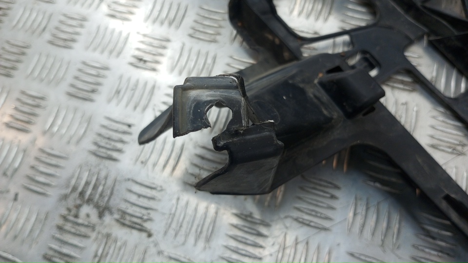 Кронштейн переднего бампера правый