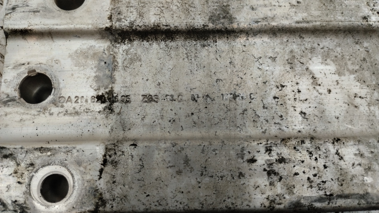 Кронштейн усилителя переднего бампера правый