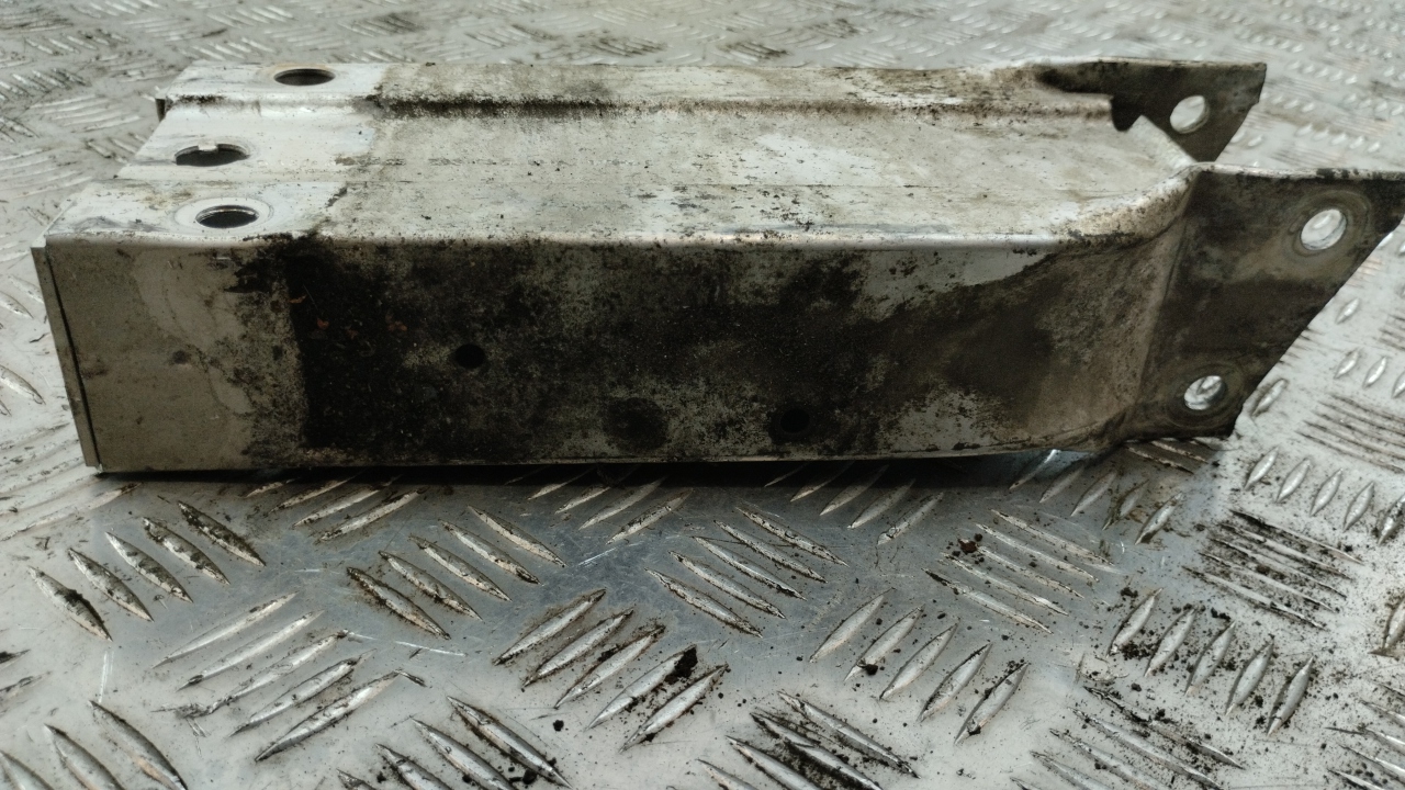 Кронштейн усилителя переднего бампера правый