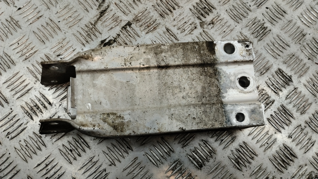 Кронштейн усилителя переднего бампера правый