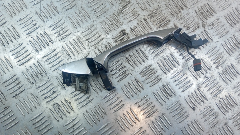 Ручка двери передней наружная левая