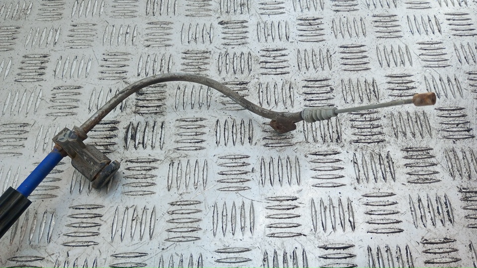 Трос стояночного тормоза центральный