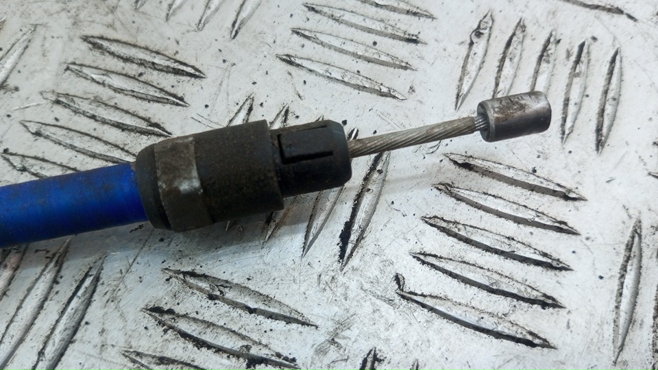 Трос стояночного тормоза центральный