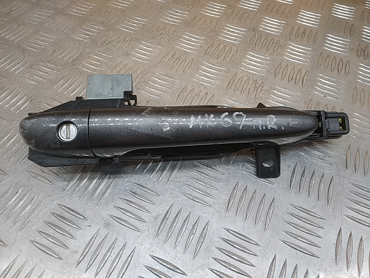 Ручка двери передней наружная правая