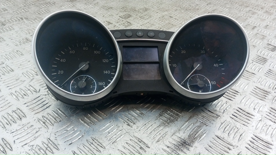 Панель приборов