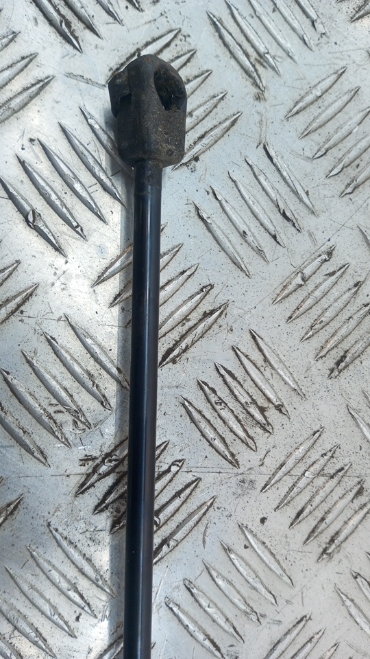 Амортизатор капота