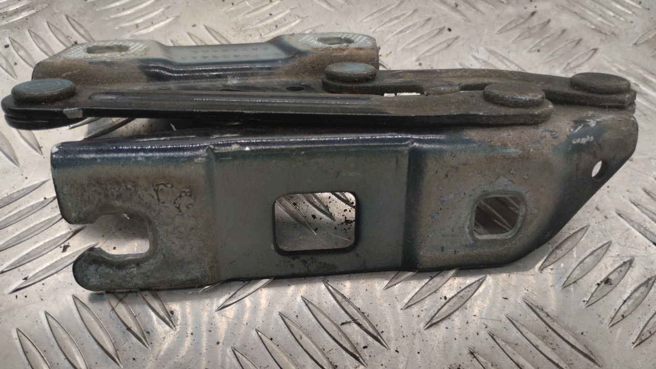 Петля капота правая