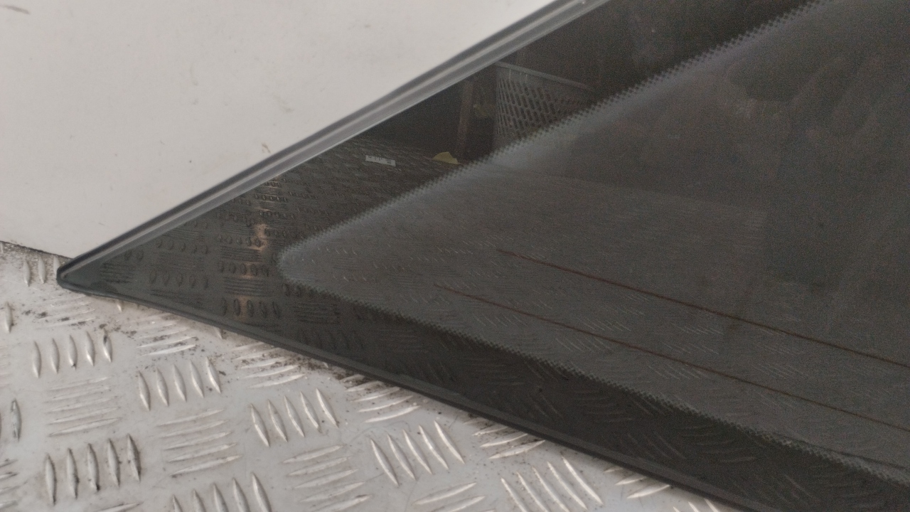 Стекло кузовное глухое левое