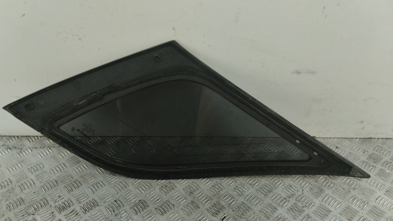 Стекло кузовное глухое левое