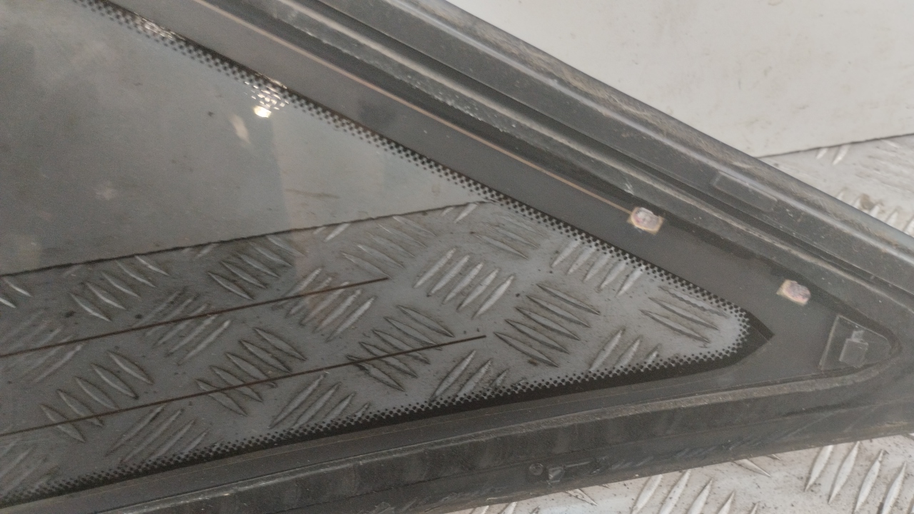 Стекло кузовное глухое левое