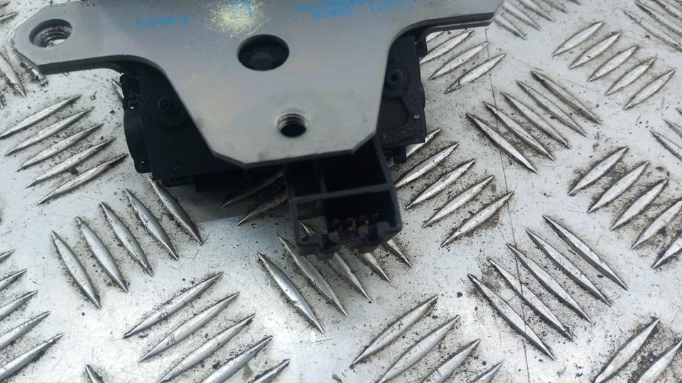 Замок багажника