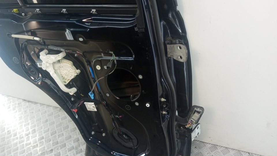 Дверь задняя левая