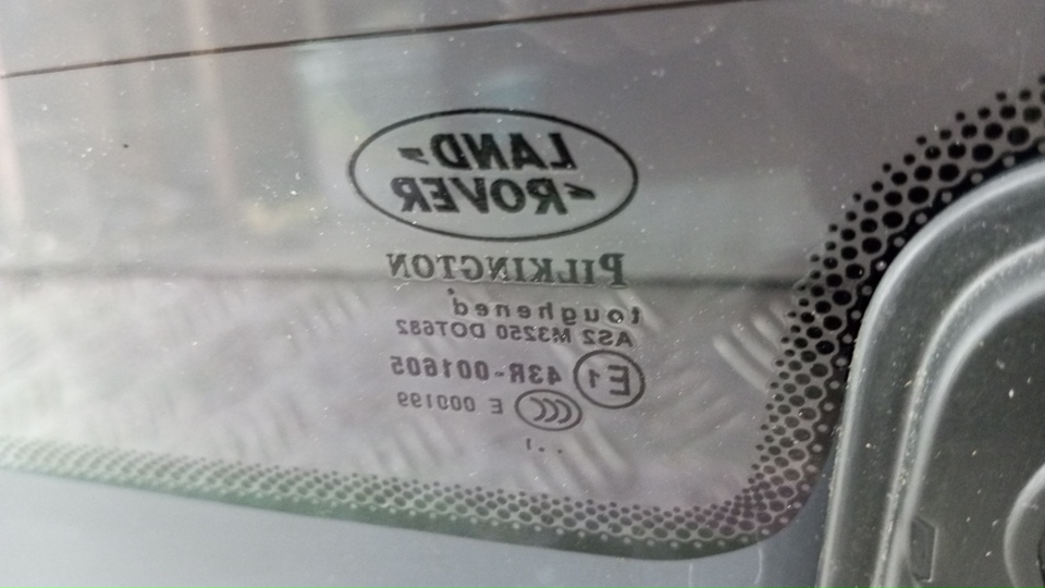 Стекло двери багажника