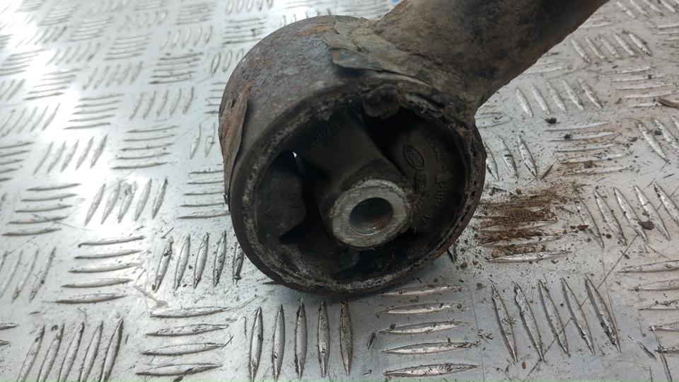 Рычаг задний верхний левый