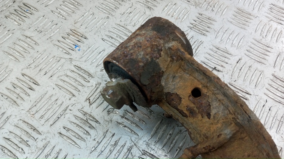 Рычаг задний верхний правый