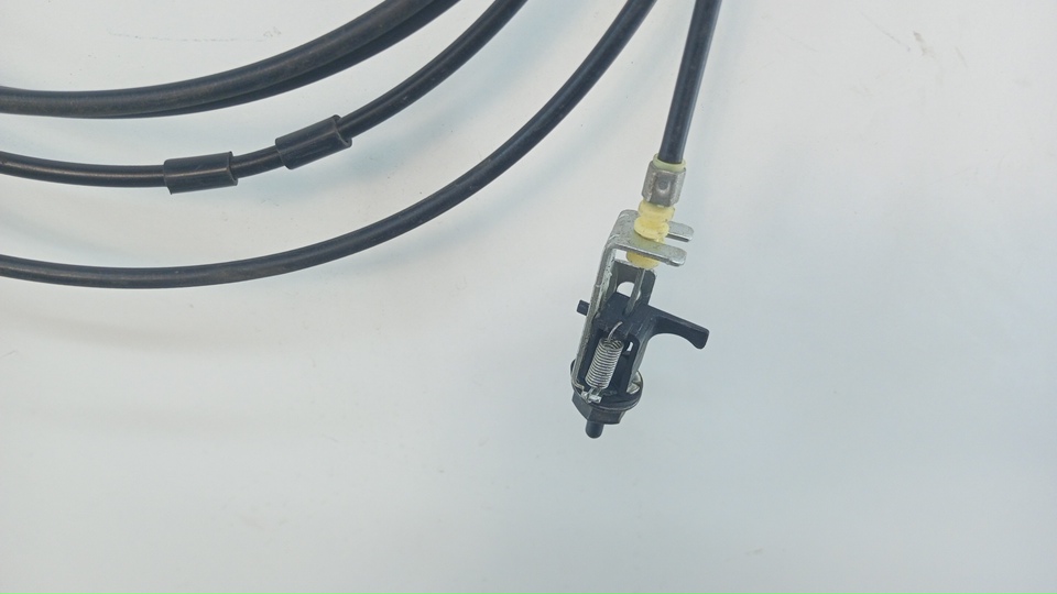 Трос лючка бензобака