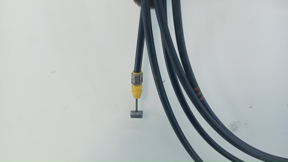 Трос лючка бензобака