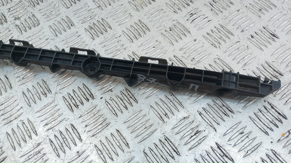 Кронштейн заднего бампера правый