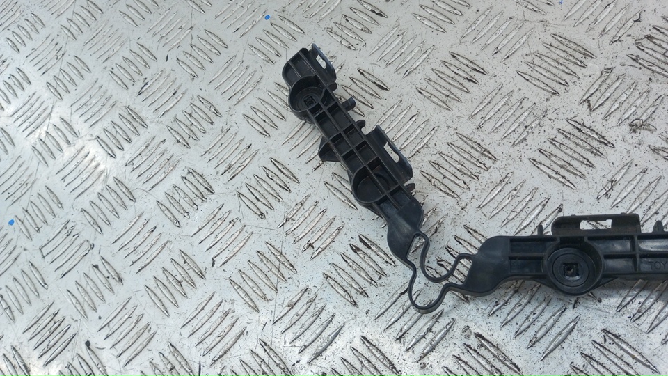 Кронштейн заднего бампера правый