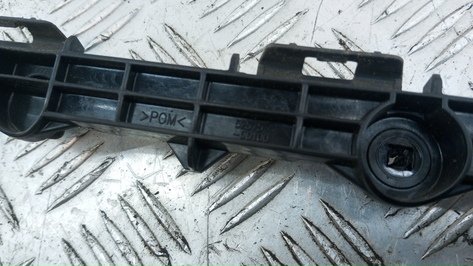 Кронштейн заднего бампера правый