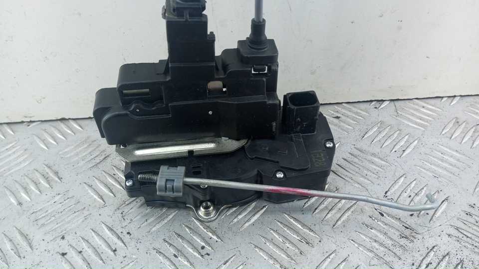 Замок двери задней левой