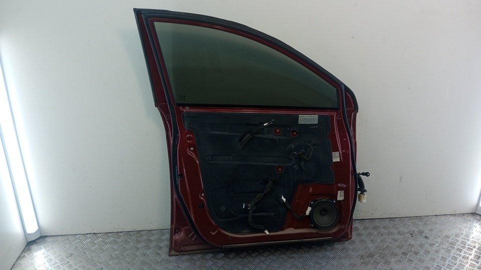 Замок двери передней левой