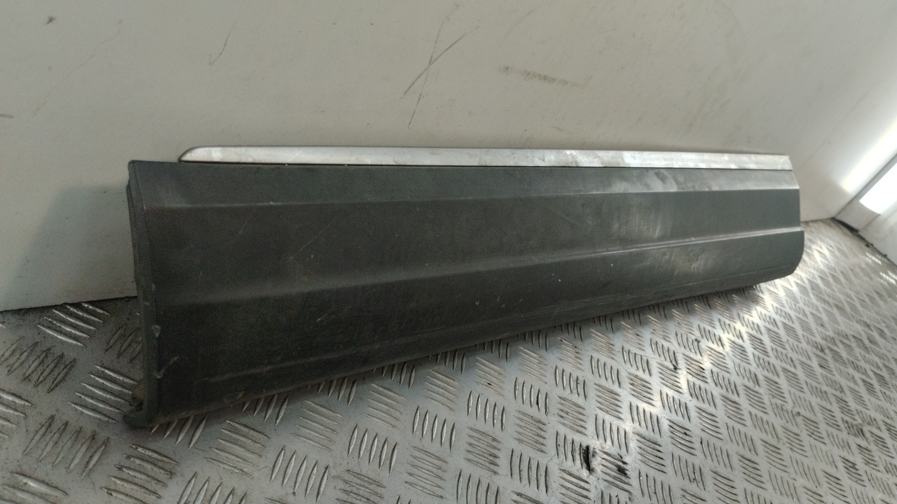 Накладка двери передней левой