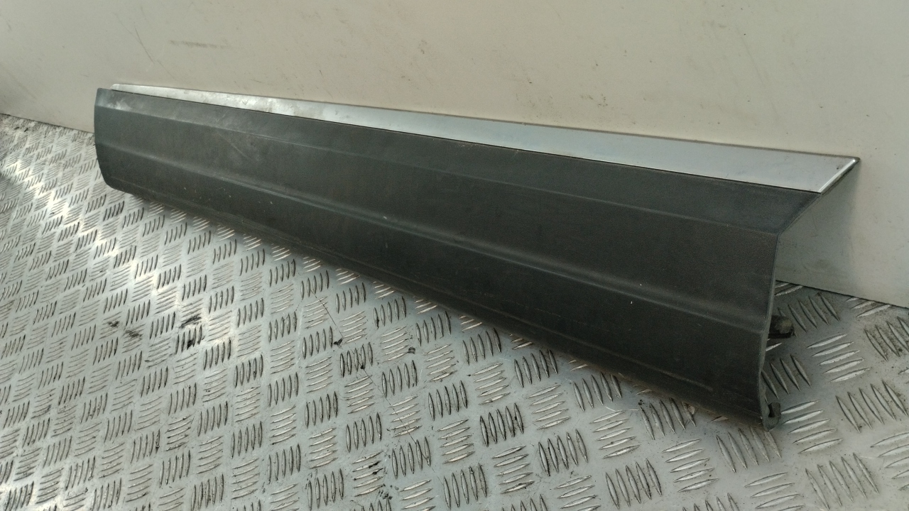 Накладка двери передней левой