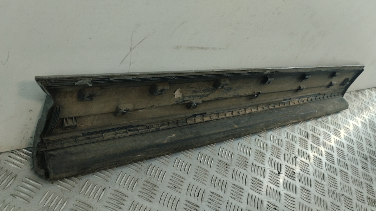 Накладка двери передней левой