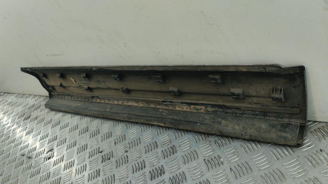 Накладка двери передней левой