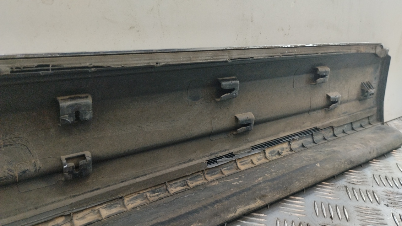 Накладка двери передней левой