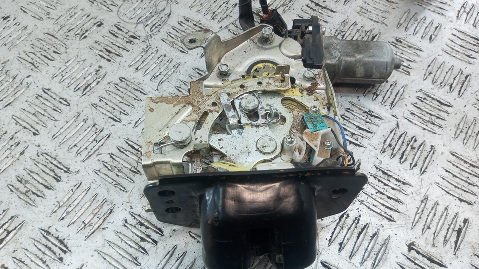 Замок багажника