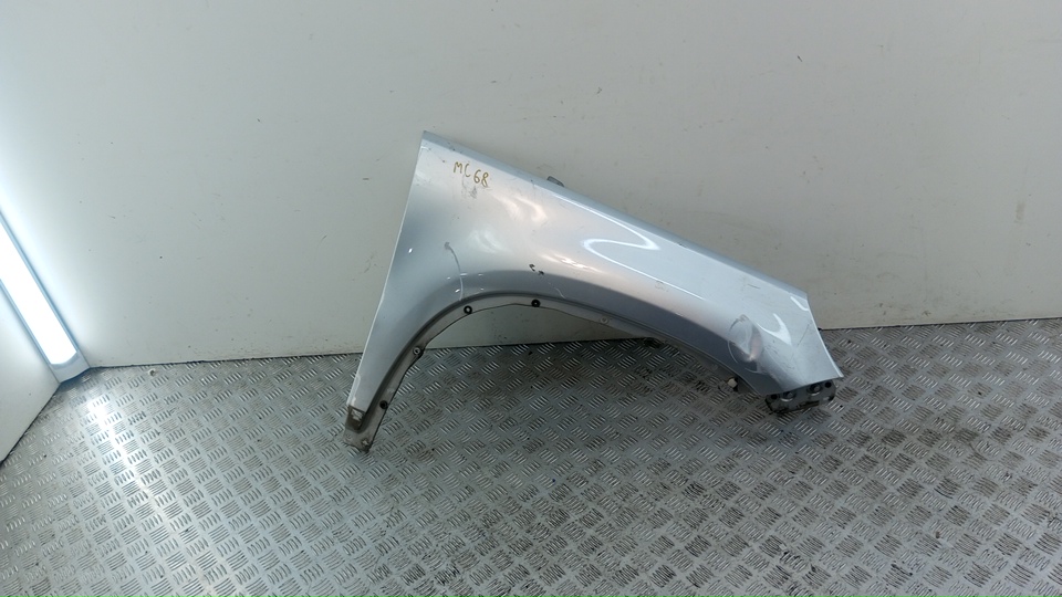 Крыло переднее правое