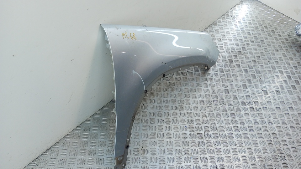 Крыло переднее правое